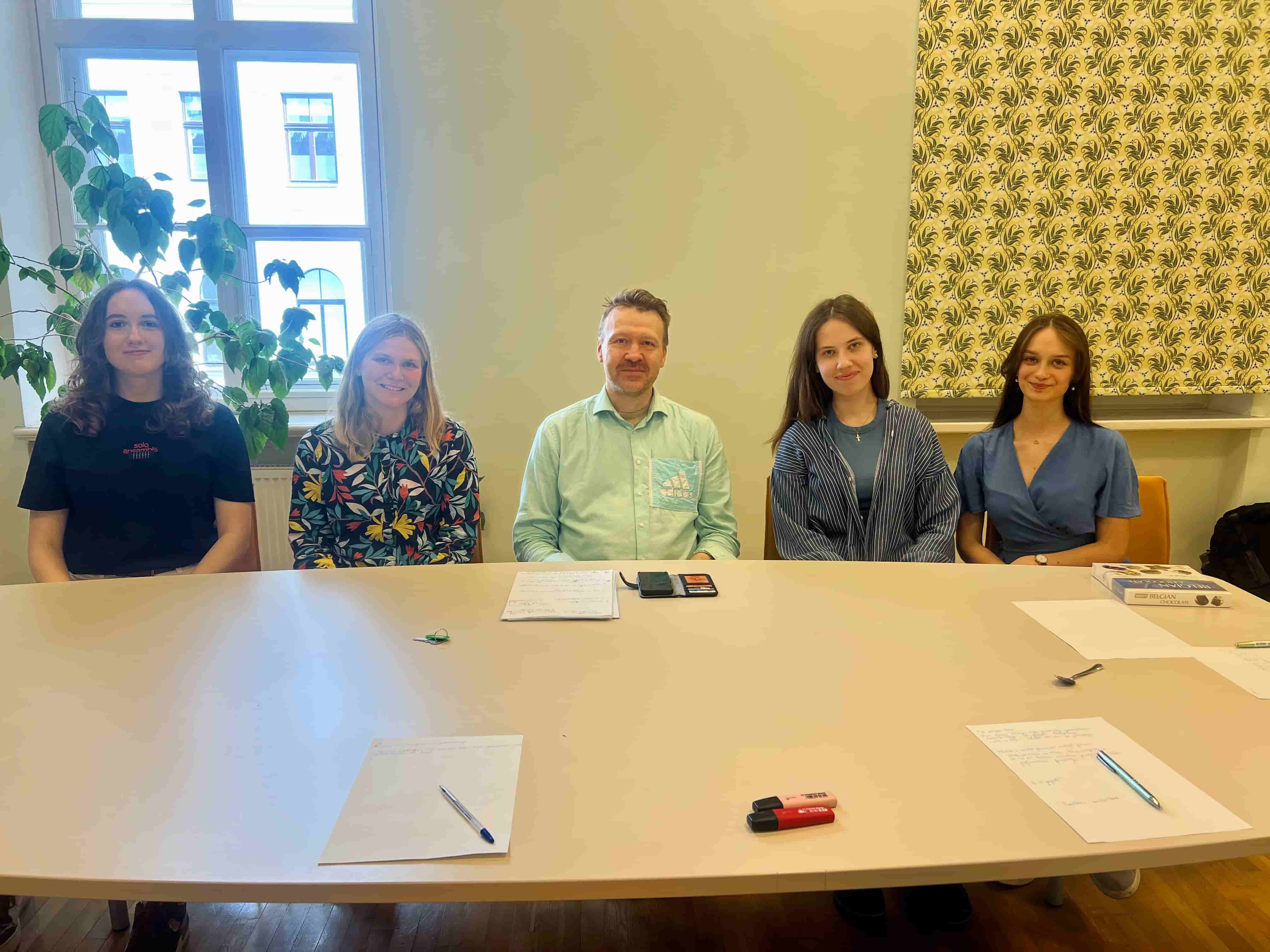 Haralds Matulis ar mentorēnām pēc 2025./2026. mentoringa cikla noslēguma